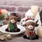 2 Pcs Christmas Highland Cow Decor – Resin Scottish Cow Figurines with Xmas Tree, Rustic Farmhouse Table, Tiered Tray & Home Decorations